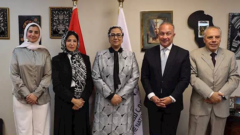 أمل عمار تبحث تعزيز التعاون مع منظمة تنمية المرأة الإسلامية