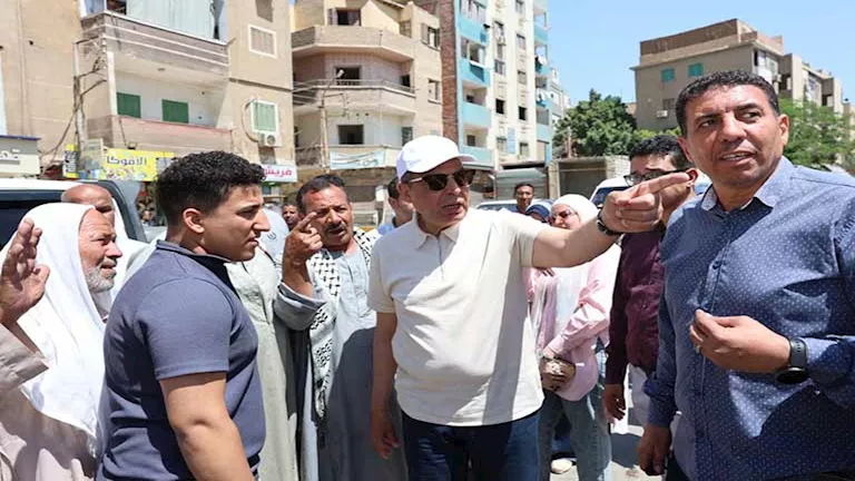 بالصور- جولة ميدانية لمحافظ المنيا لمتابعة المحلات الجديدة