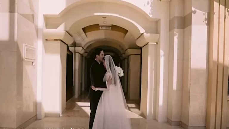 مصطفى منصور يقبل رأس عروسه هايدي رفعت