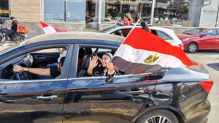 تأهل منتخب مصر يشعل بورسعيد.. زفة سيارات واحتفالات بالأعلام في الشوارع