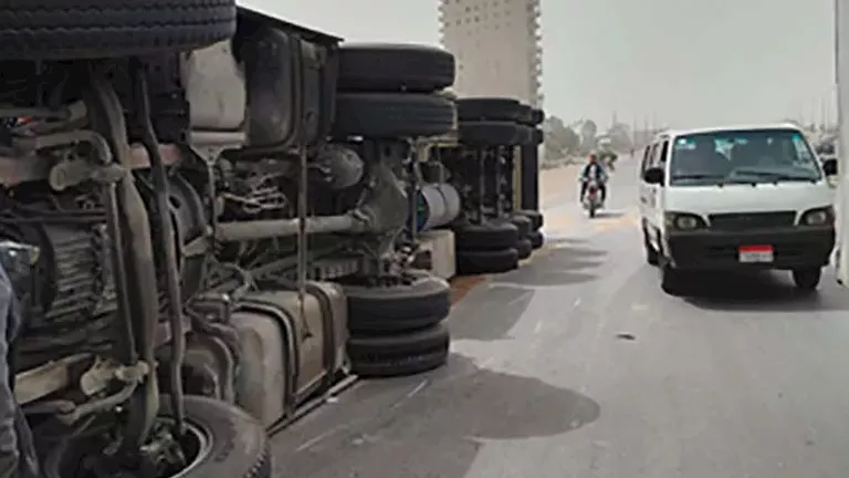 مصرع شخص وإصابات في تصادم تريلا بسيارتين أعلى دائري الوراق