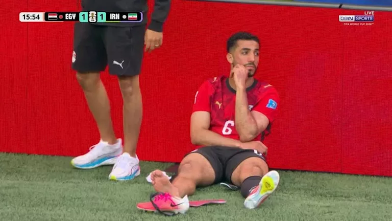 بالصور.. لحظة إصابة محمد عبدالمنعم أمام إيران بكأس العالم
