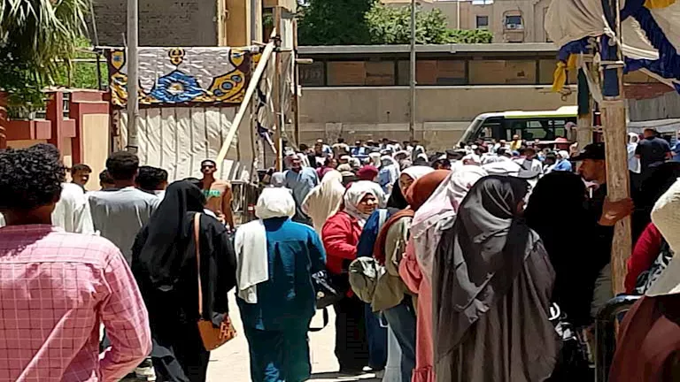 طلاب الثانوية العامة بالنظام القديم يؤدون امتحان اللغة الأجنبية الثاني