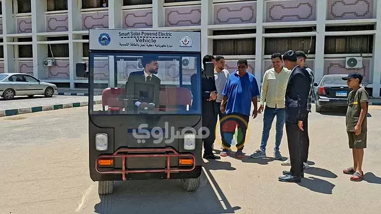 بمكونات محلية.. طلاب السويس يبتكرون سيارة ذكية تعمل بالطاقة النظيفة (ف