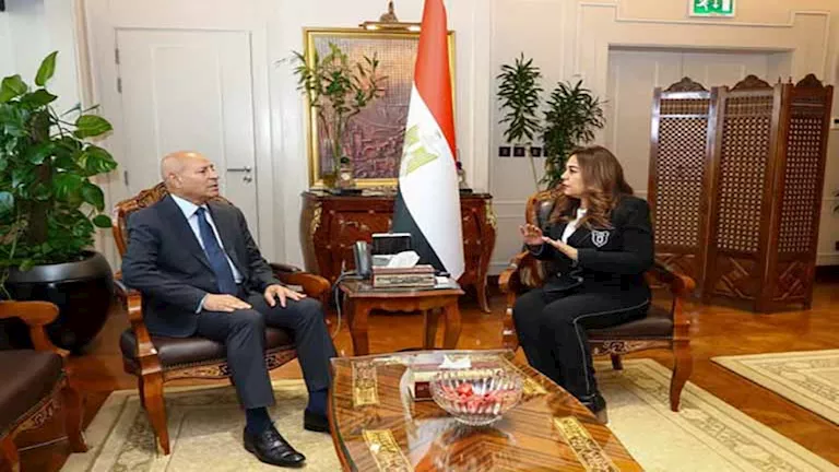 الدكتورة منال عوض تبحث مع محافظ القاهرة تطوير منظومة المخلفات