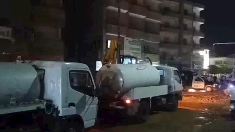 هبوط أرضي مفاجئ بعد كسر خط مياه رئيسي.. والدفع بمعدات شفط وإصلاح عاجل