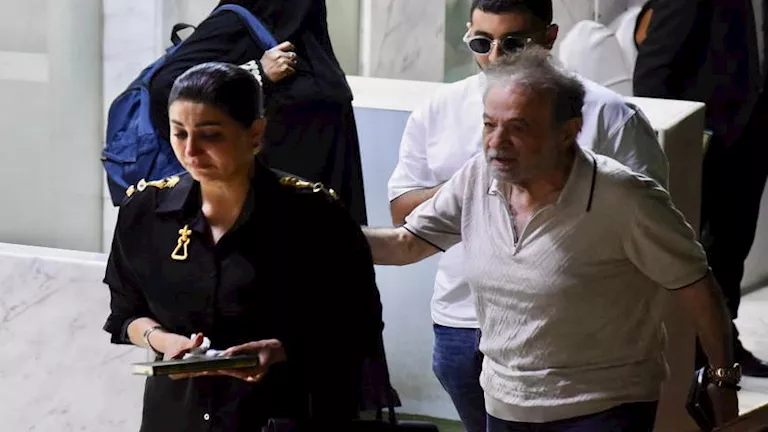وفاء عامر وحنان سليمان.. توافد نجوم الفن على عزاء سهام جلال