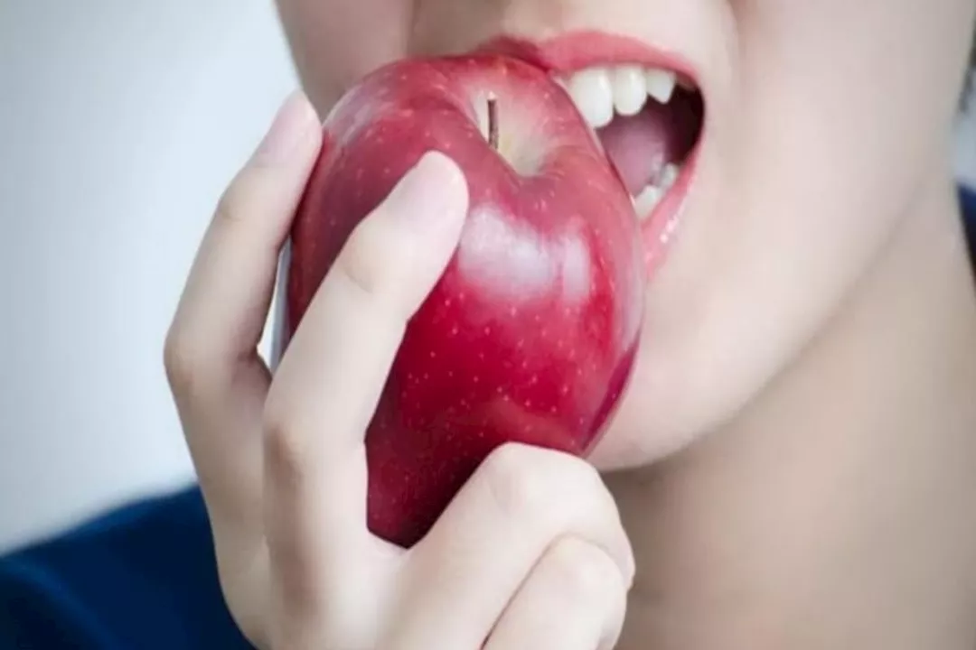 التفاح لخفض الكوليسترول الضار بالجسم.. هل يحقق نتائج فعالة؟ 