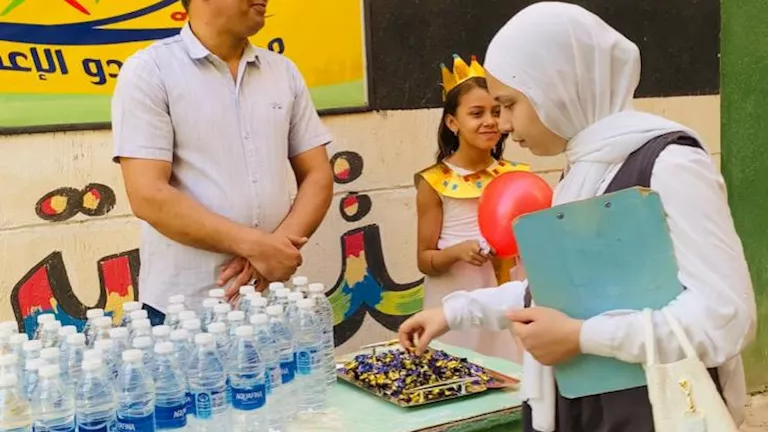 مياه وشوكولاتة وأقلام هدايا لطلاب الإعدادية بالفيوم في أول أيام الامت