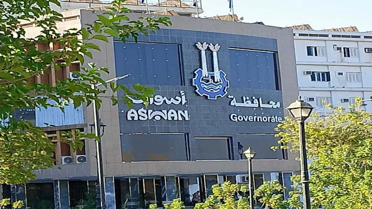 مصر – محافظ أسوان ينعي عامل نظافة لقي مصرعه بعد أن صدمته سيارة أثناء عمله مصر – محافظ أسوان ينعي عامل نظافة لقي مصرعه بعد أن صدمته سيارة أثناء عمله