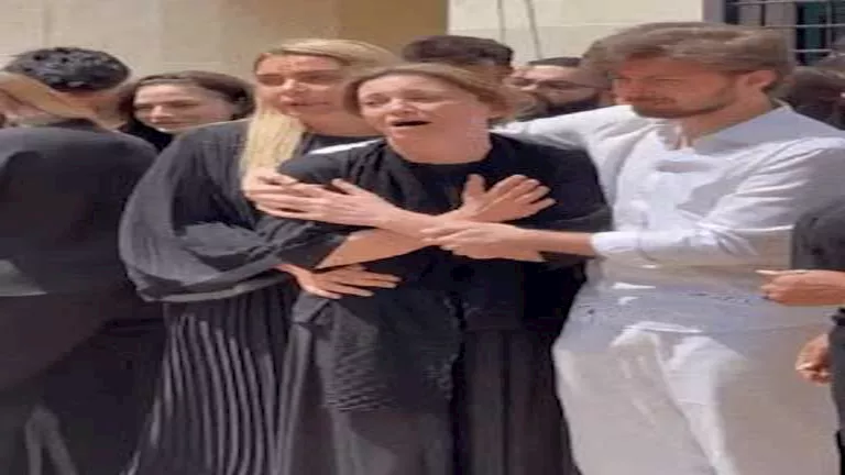 فيديو-انهيار-الفنانة-نورا-رحال-في-جنازة-نجلها-أليكس
