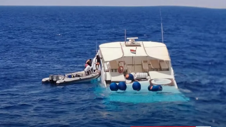 إنقاذ 4 من طاقم لانش تعرض للغرق في البحر الأحمر ووفاة آخر