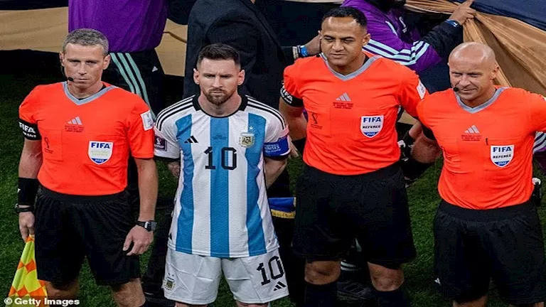حكم ميسي المفضل.. جدل قبل قمة الأرجنتين وإنجلترا في نصف النهائي