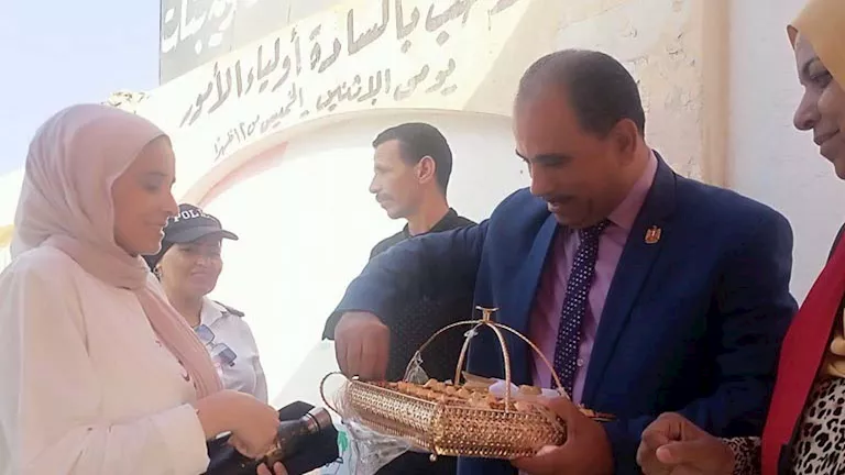 توزيع شيكولاتة النجاح على طلاب الثانوية العامة بالعبور في آخر أيام الا