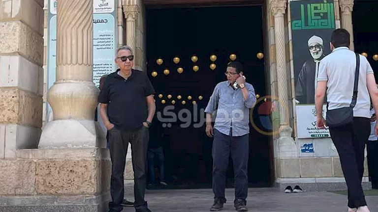 توافد المخرج أحمد صقر إلى جنازة أحمد جلال عبد القوي