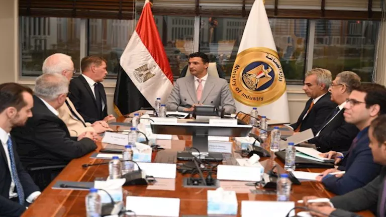 مرسيدس بنز تبحث مضاعفة استثماراتها في مصر.. والحكومة تعرض حوافز جديدة 
