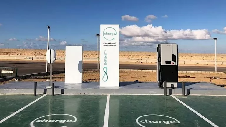 4 جنيه للدقيقة.. غرامة تأخير لعدم فصل السيارات الكهربائية بعد تمام شحنها 