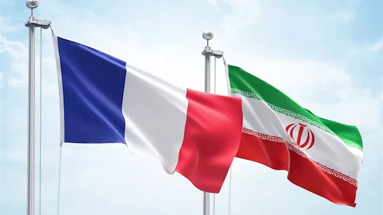 أزمة جديدة بين باريس وطهران.. فرنسا تتهم إيران باحتجاز موظفي سفارتها وتتوعدها بالعقاب 
