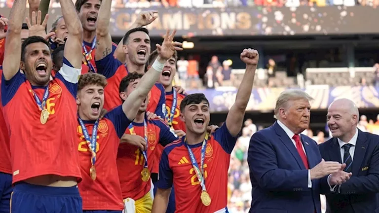 ترامب يحتفل مع لاعبي إسبانيا بكأس العالم 2026 