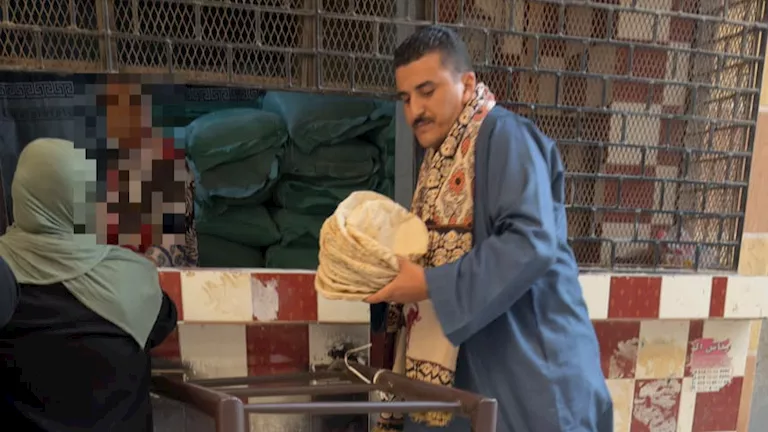 مصر – متنكر بعباءة وشال.. مسؤول تموين يضبط مخالفات مخابز بكفر الدوار ( مصر – متنكر بعباءة وشال.. مسؤول تموين يضبط مخالفات مخابز بكفر الدوار (