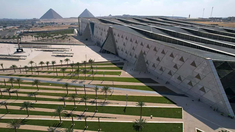 وزير السياحة يؤكد أهمية التحول الرقمي وتعظيم إيرادات المتحف المصري الكبير 
