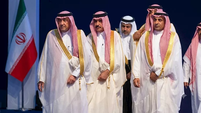 بالفيديو.. وصول نائب وزير الخارجية السعودي إلى مراسم تشييع خامنئي