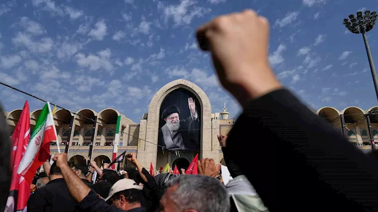 ماذا يحدث داخل النظام الإيراني خلف جنازة خامنئي؟