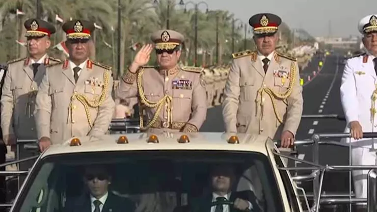 من سيناء إلى الأوكتاجون.. متى ارتدى الرئيس السيسي الزي العسكري منذ 201