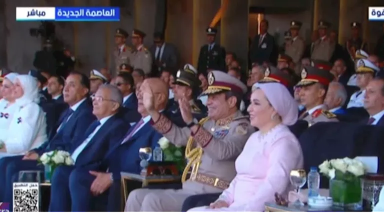 الرئيس السيسي وقرينته يلوحان لأطفال يحملون أعلام مصر