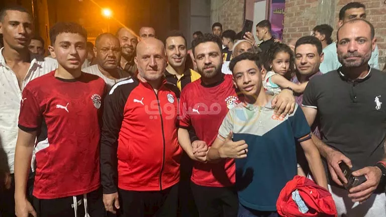أسرة محمود صابر لاعب المنتخب تشارك في مسيرة فرحة الصعود بكفر الشيخ – ص