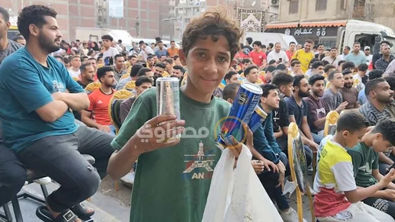 مصر – قصة طفل جمع بين دعم المنتخب المصري والبحث عن لقمة العيش في شوارع الشرقية مصر – قصة طفل جمع بين دعم المنتخب المصري والبحث عن لقمة العيش في شوارع الشرقية