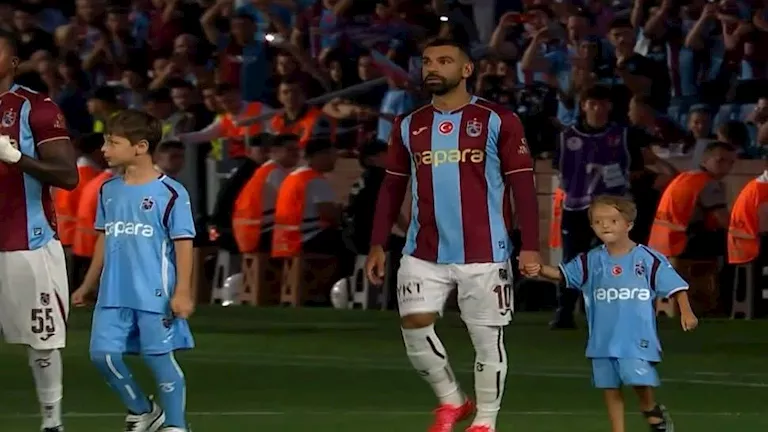 فيديو محمد صلاح مع الطفل إسحاق قبل مواجهة فيرينتسفاروشي