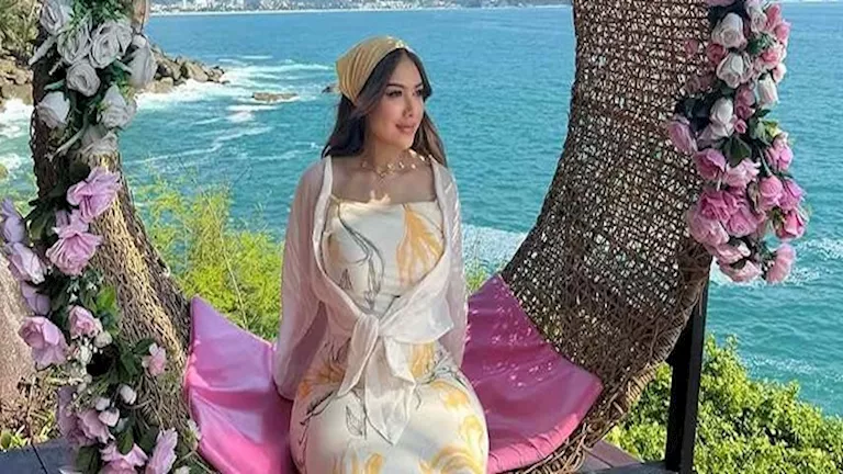 ستوري نجوم كرة القدم.. زوجة النني الثانية برفقة ابنها وزيزو في مران المنتخب 
