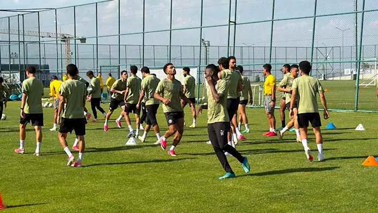 لاعب الأهلي السابق يقترب من الانضمام لبيراميدز لاعب الأهلي السابق يقترب من الانضمام لبيراميدز