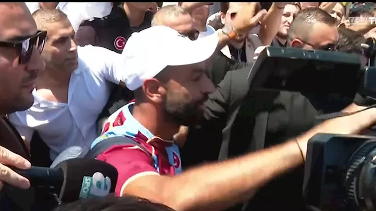محمد صلاح يصل إلى إسطنبول تمهيدًا لإنهاء إجراءات الصفقة والانضمام إلى محمد صلاح يصل إلى إسطنبول تمهيدًا لإنهاء إجراءات الصفقة والانضمام إلى