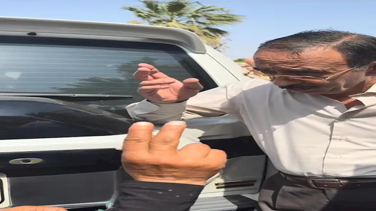 محافظ سوهاج يلتقي السيدة