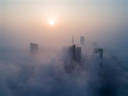 971487-ضباب-دخانى-تغطى-ناطحات-السحاب