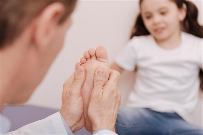 5 أعراض تكشف إصابة طفلِك بالنقرس- كيف يعالج؟