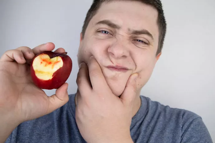 نزيف اللثة عند قضم التفاح