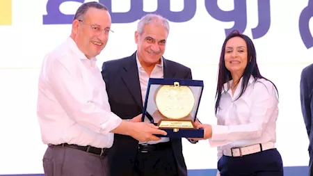 بالصور.. تكريم رئيس جامعة أسوان في "ستارت 2026"