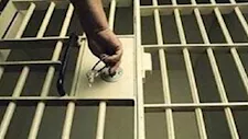 إخلاء سبيل عامل متهم بإنهاء حياة ابنته في سوهاج بكفالة 4 آلاف جنيه