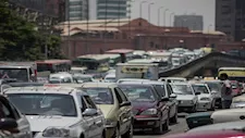 النشرة المرورية.. كثافات متحركة بمحاور وميادين القاهرة والجيزة