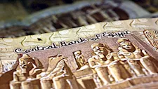 الجنيه يهبط 0.8% وخروج 700 مليون دولار أموال ساخنة اليوم 