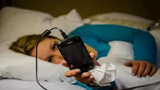 ماذا يفعل استخدام الهاتف قبل النوم بقلبك وعقلك؟.. مفاجأة صادمة