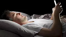 كيف يؤثر استخدام الهاتف في السرير على الرقبة والنوم؟