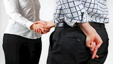 كيف يفهمك شخص دون أن تتكلم؟ أسرار الإشارات التي تكشف مشاعرك للآخرين