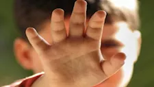 "استدرجه وأغرقه في برميل مياه".. تفاصيل مقتل الطفل أنس ودفنه بأسيوط