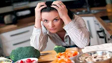 أطعمة تحارب التوتر.. كيف يؤثر الغذاء على الدماغ والمزاج؟