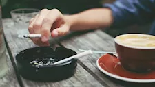 طبيب قلب شهير يحذر من مخاطر التدخين مع القهوة على الريق