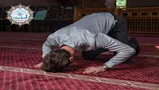 ما حكم تأخير الصلاة المفروضة  بسبب العمل؟.. أمين الفتوى يجيب